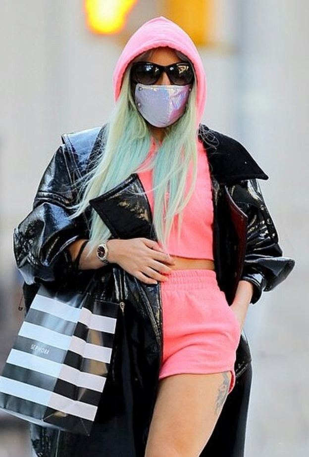 ليدي جاجا بإطلالة وردية في الشارع