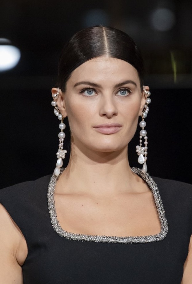  اطلالات عصرية بأقراط اللؤلؤ الطويلة من Prabal Gurung