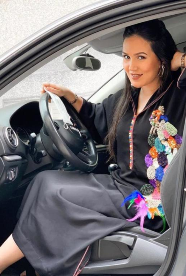  بدت هند ساحرة بالقفطان الأسود لكنّه تميّز بشكّ الخرز الملوّن والريش