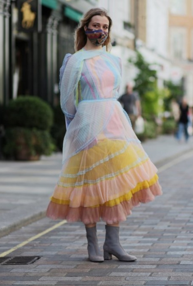  موضة التول الملونة مع الفستان في اسبوع الموضة في لندن