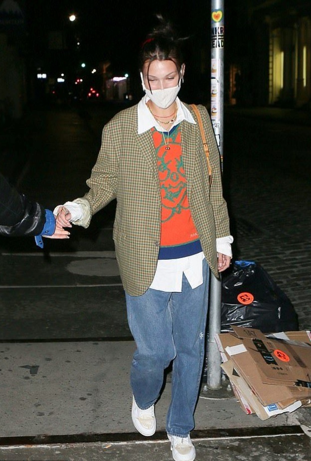 نسّقت قميصاً أبيض مع كنزة برتقالية وفوقها بلايزر بنقشة الـ gingham