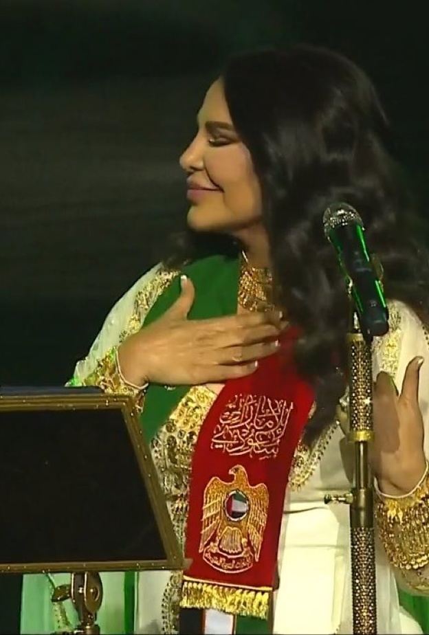 الفنانة أحلام تنهار بالبكاء في حفل اليوم الوطني السعودي 90