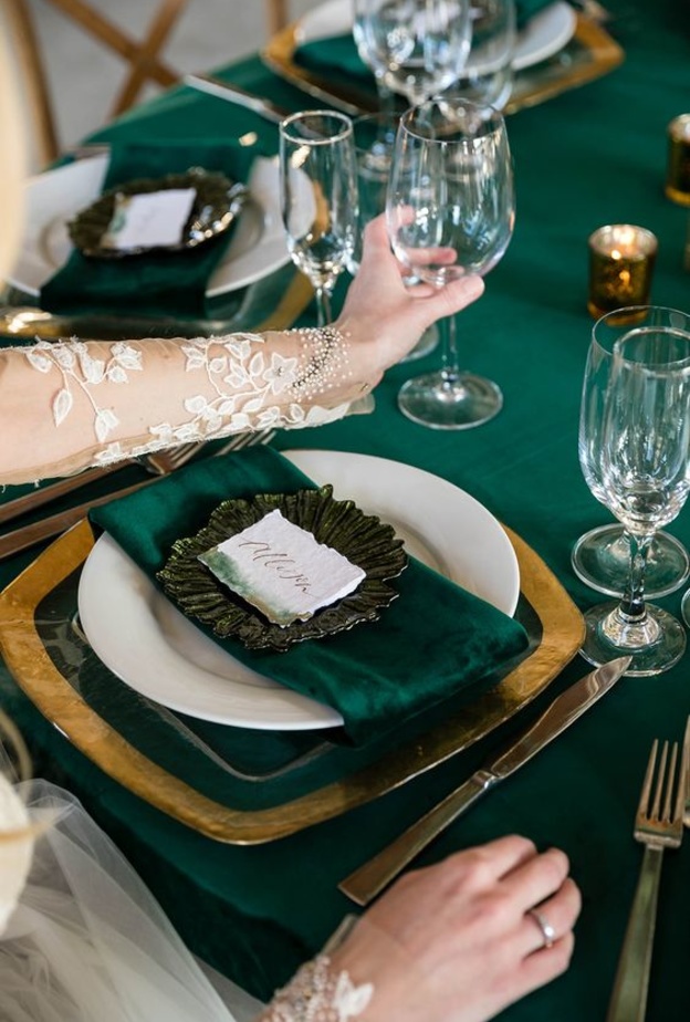  إجعلي اللون الاخضر الزمردي الساحر محور زينة طاولات قاعات افراح