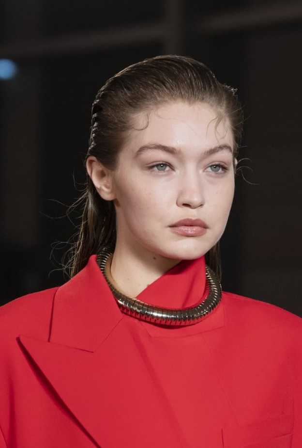  تسريحات شعر مبلل سهلة مع الخصل المنسدلة على الجبين من Proenza Schouler