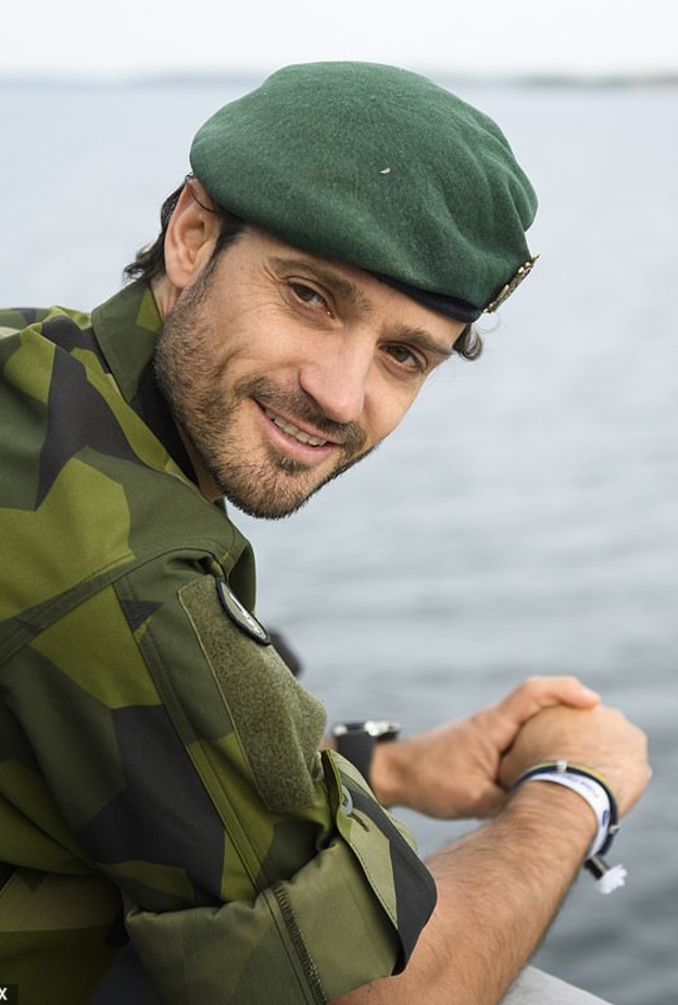  الأمير كارل فيليب يزور الفوج البحري الأول