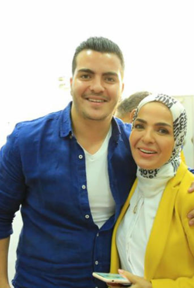 منى عبد الغني وابنها