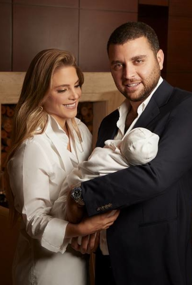 صور حفيدة إيلي صعب في اول ظهور لها مع والديها