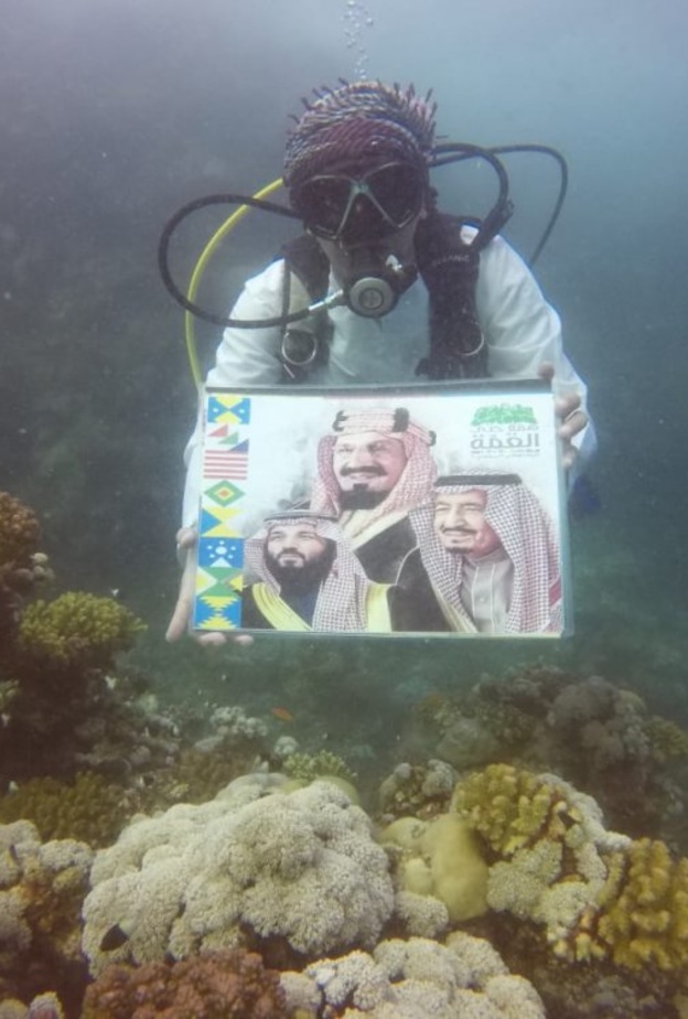  فريق الغوص السعودي يحتفل باليوم الوطني الـ 90 من أعماق البحر 