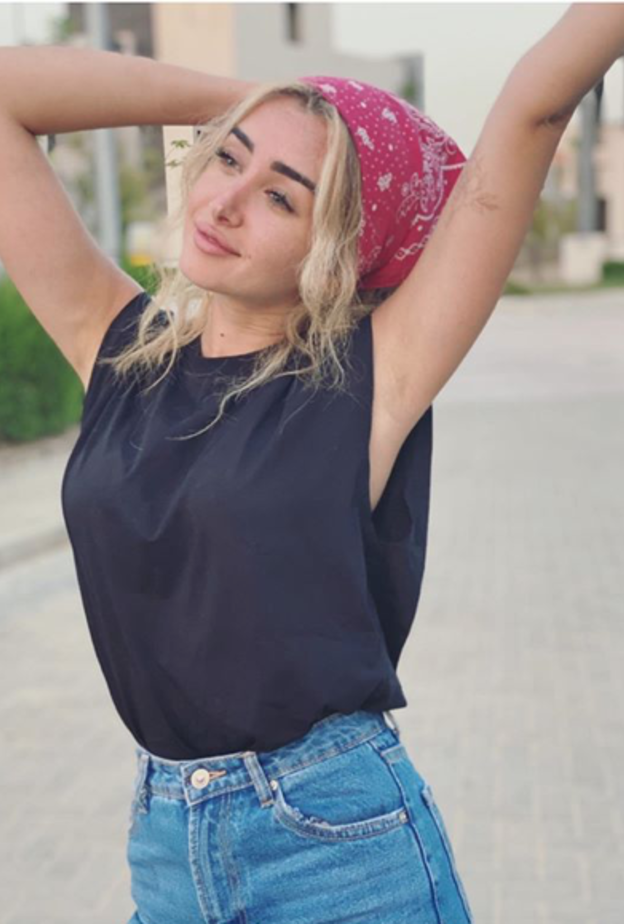 التوب الأسود بالقصة العصرية الرائجة نسّقته هنا مع جينز وباندانا الشعر الشبابية