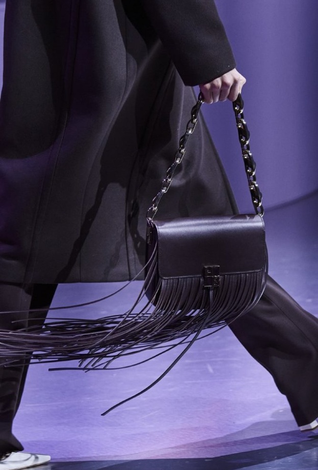 موديلات حقائب مع الشراريب الرفيعة والجلدية من دار Boss