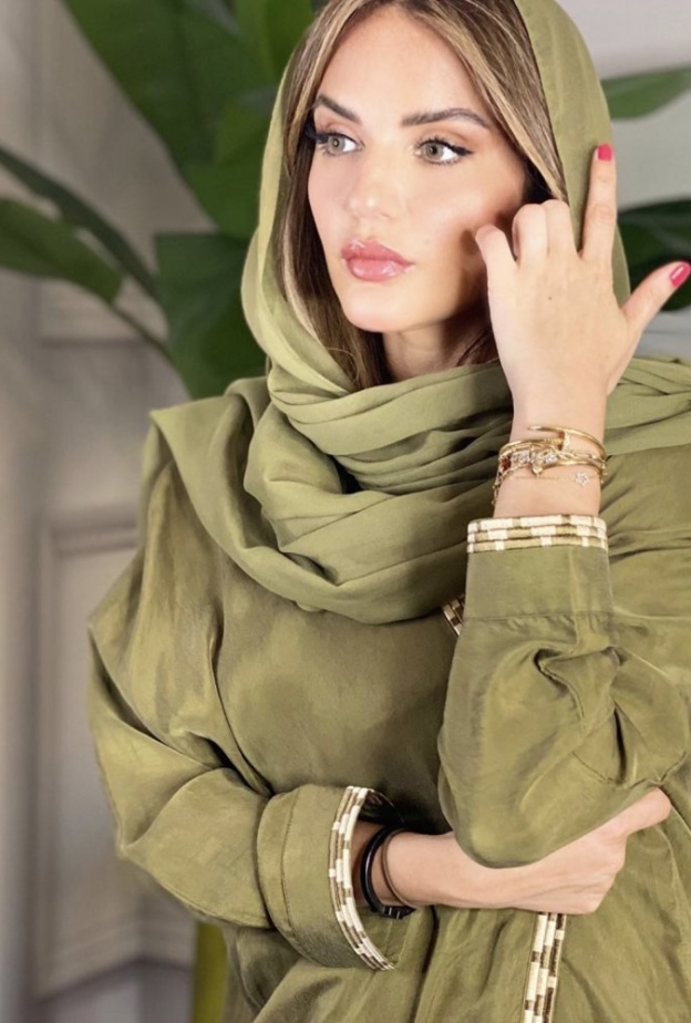  اسلوب آرام قباني في تنسيق المجوهرات مع العبايات