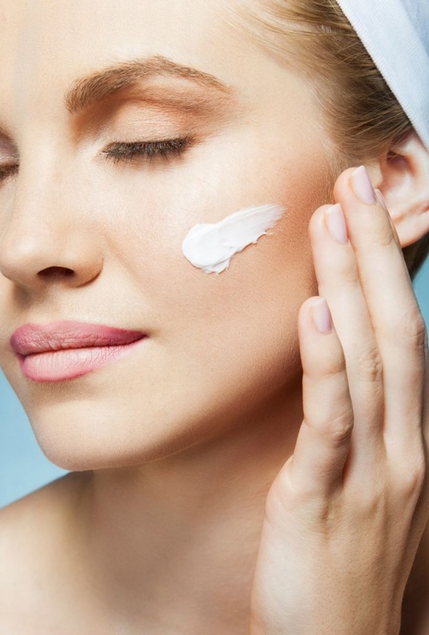  ترطيب البشرة في الليل لوجه مشرق أيام الخريف