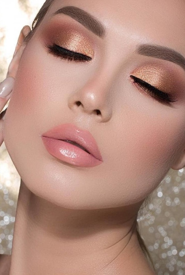 مكياج ذهبي ناعم مناسب لجميع إطلالاتك هذا الخريف