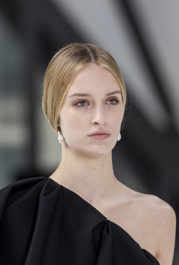  تسريحات شعر للجبين العريض بطريقة تغطي الاذنين من دار Carolina Herrera