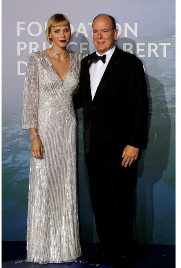 خطفت الاميرة شارلين الأنظار بفستان فضيّ من مجموعة المصممة جيني باكهام