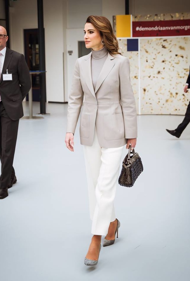  اطلالات انيقة للدوام استوحيها من الملكة رانيا مع البنطلون الابيض والبلايزر الرمادية