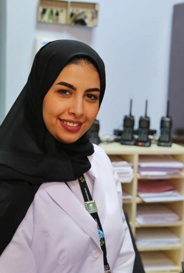 تعرفوا على سارة العنزي أول سائقة اسعاف في المملكة
