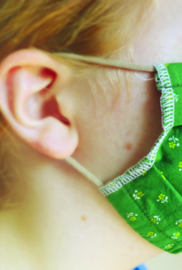 في حال خلع الكمامة لتناول الطعام أو الشراب ضع الكمامة في مكان آمن ونظيف على أن يكون الجانب الخارجي من الكمامة للأعلى.