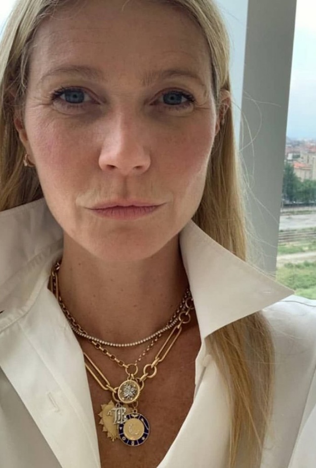 غوينيث بالترو ترتدي سلاسل متعددة من فاوندري Foundrae