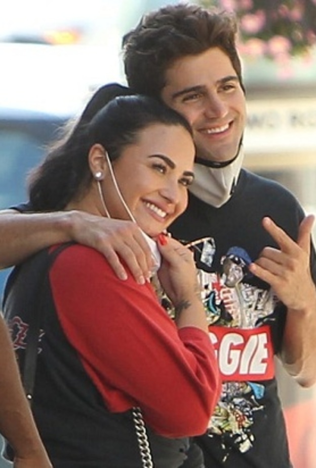 ديمي لوفاتو وخطيبها