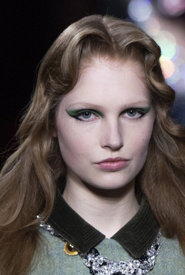 مكياج سموكي بدرجات الاخضر لاطلالة مميزة مع الايلاينر من دار Miu Miu