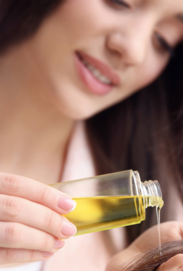 خلطات طبيعية من الزيوت تساعد على تطويل الشعر