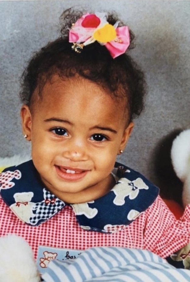 نشرت سيندي برونا صورة لطيفة من طفولتها بمناسبة عيد ميلادها الـ26