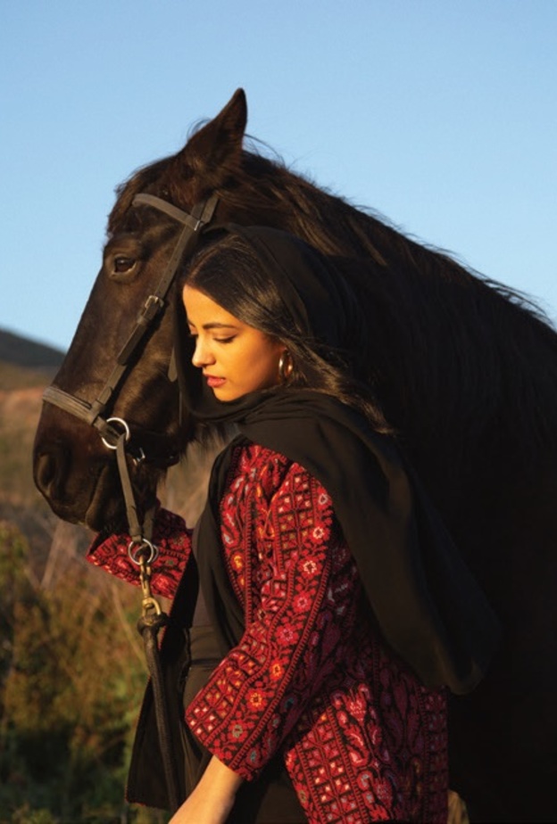 مي، مستشارة ديكورات داخلية