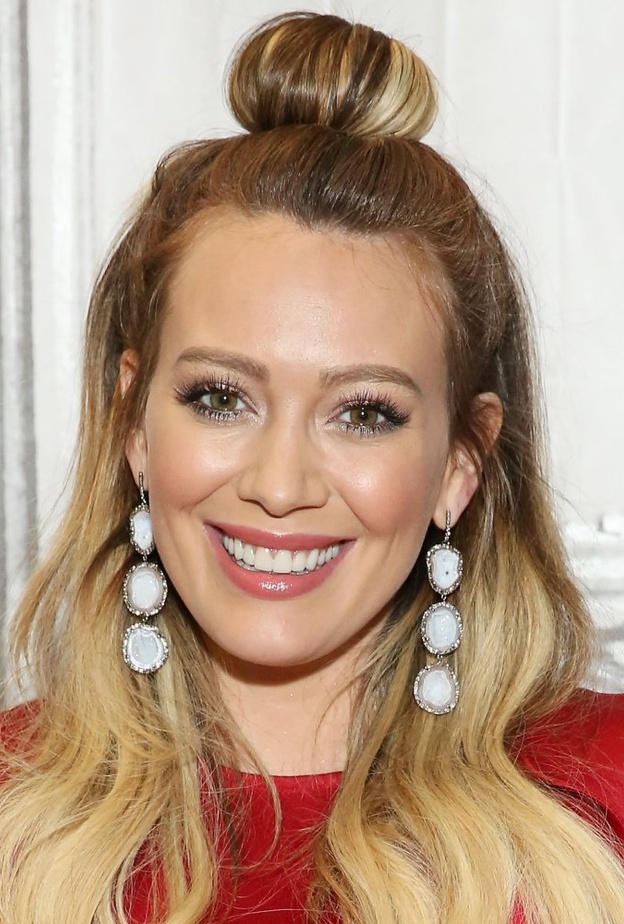 إطلالة عصرية أنثوية من وحي هيلاري