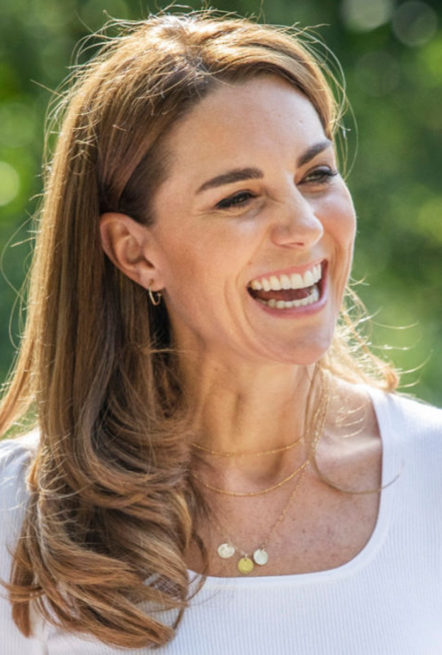 كيت ميدلتون ترتدي قلادتها الذهبية بأحرف أسماء أطفالها الثلاثة الأولى