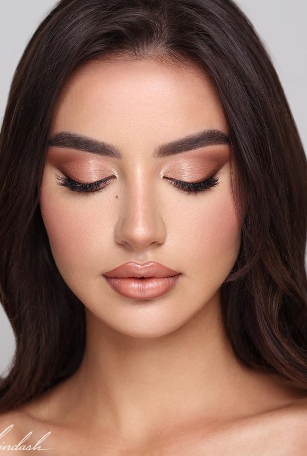 طريقة عمل مكياج ترابي ناعم مناسب لإطلالاتك المسائية بأسلوب رانيا فواز