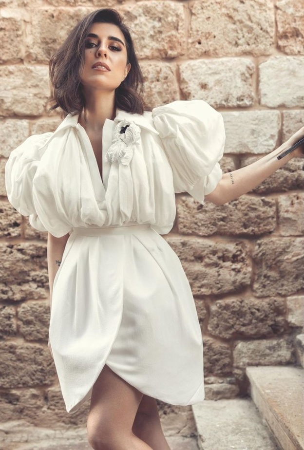 اطلالات زينة مكي الكاجوال بموضة الفستان الابيض الفاخر