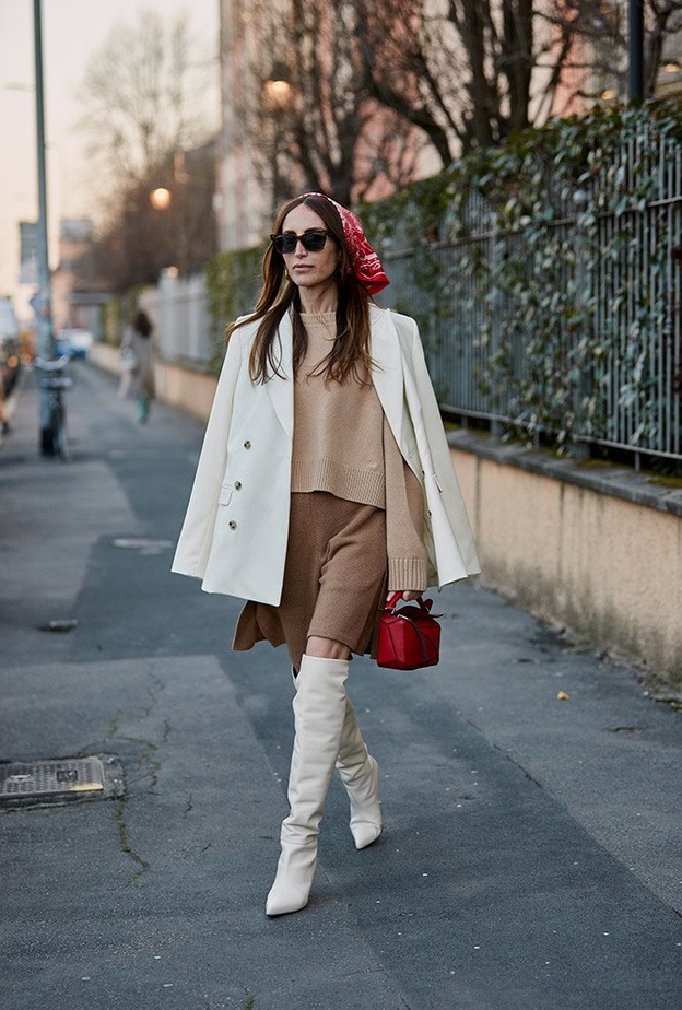 اعتمدي الجزمة البيضاء مع اطلالاتك في التنورة