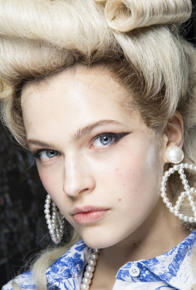  طريقة رسم الايلاينر حسب شكل العين ودمجه مع الظلال كالمحترفين من Moschino