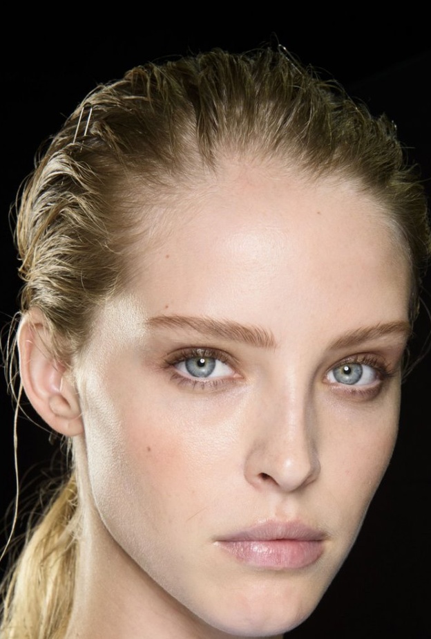 تسريحة ذيل الحصان المنخفضة لإطلالة رائعة خلال العمل عن بعد بأسلوبAlberta Ferretti