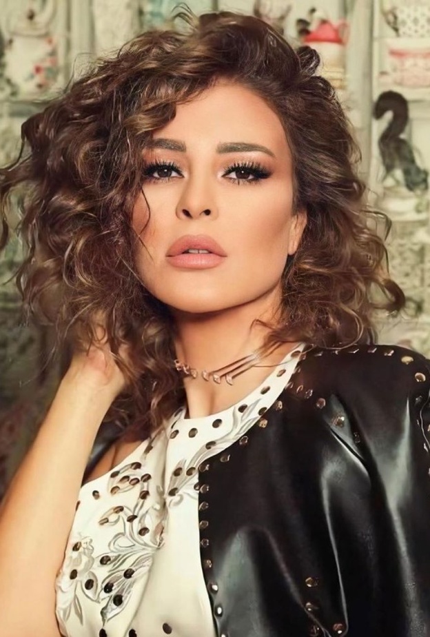 مكياج عيون برونزي قوي بأسلوب ماغي بو غصن