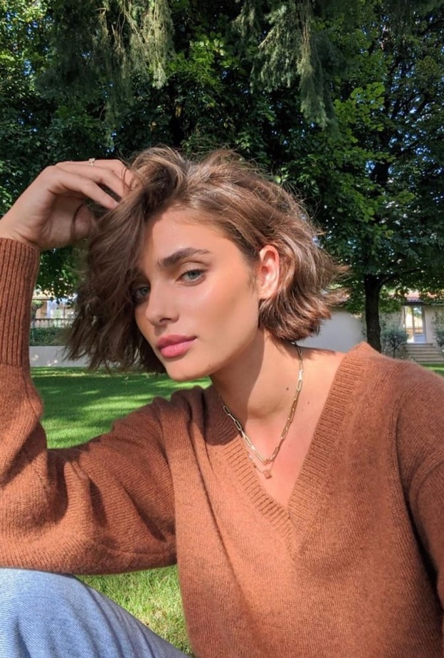 افكار تسريحات الشعر الويفي التي تناسب الكاريه القصير بأسلوب تايلور هيل