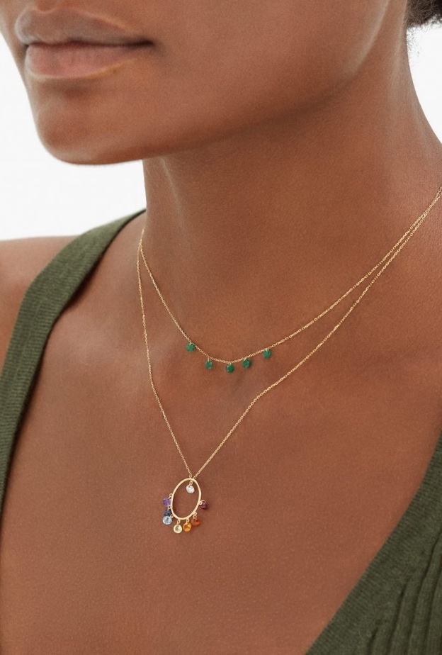 زيني اطلالة العمل بمجوهرات زمرد ناعمة