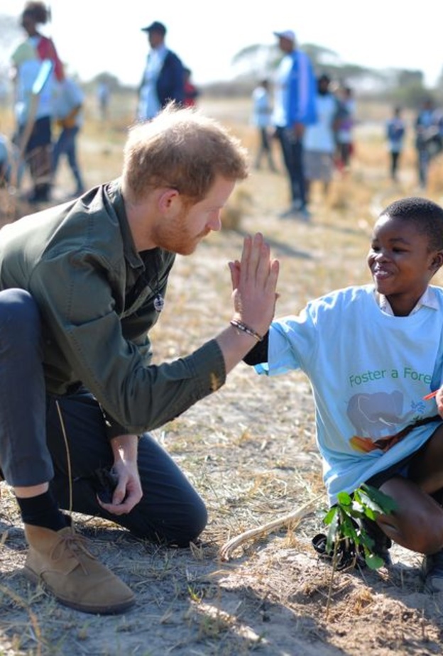 رحلات إنسانية لأفراد العائلات الملكية في أفريقيا