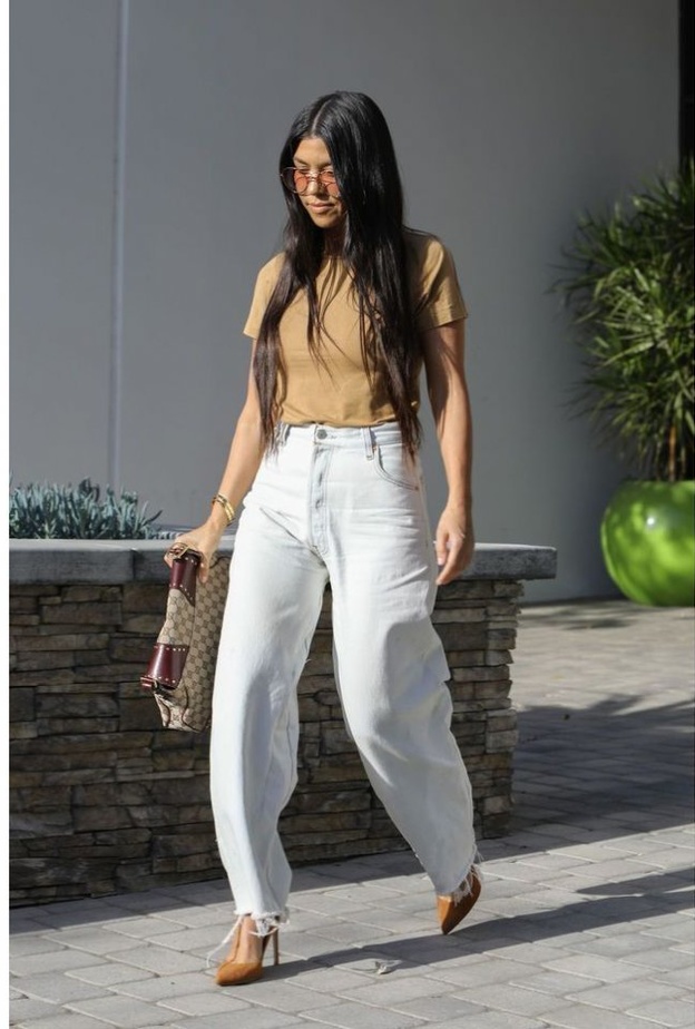  اطلالة كاجوال جذابة وعصرية بالجينز بالقصة الرائجة مع التيشرت البيج والحقيبة الكلاتش بالقصة الكبيرة