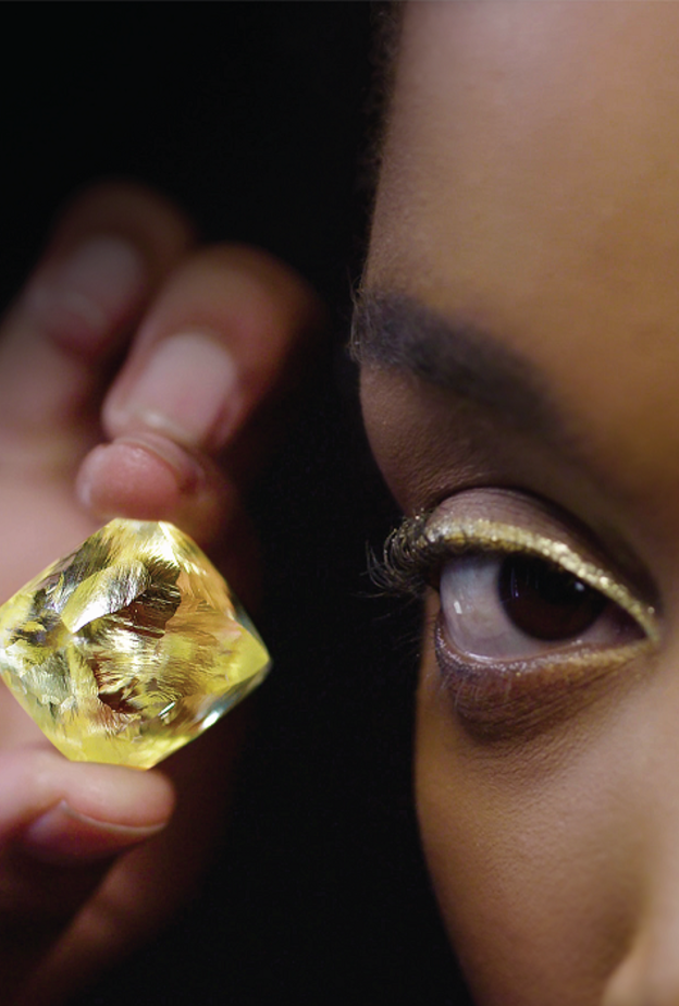 دار معوّض تكشف عن الرحلة المذهلة لألماسة "كيمبرلي" الصفراء التي تحوّلت بفضل الشغف بابتكار الاستثنائي