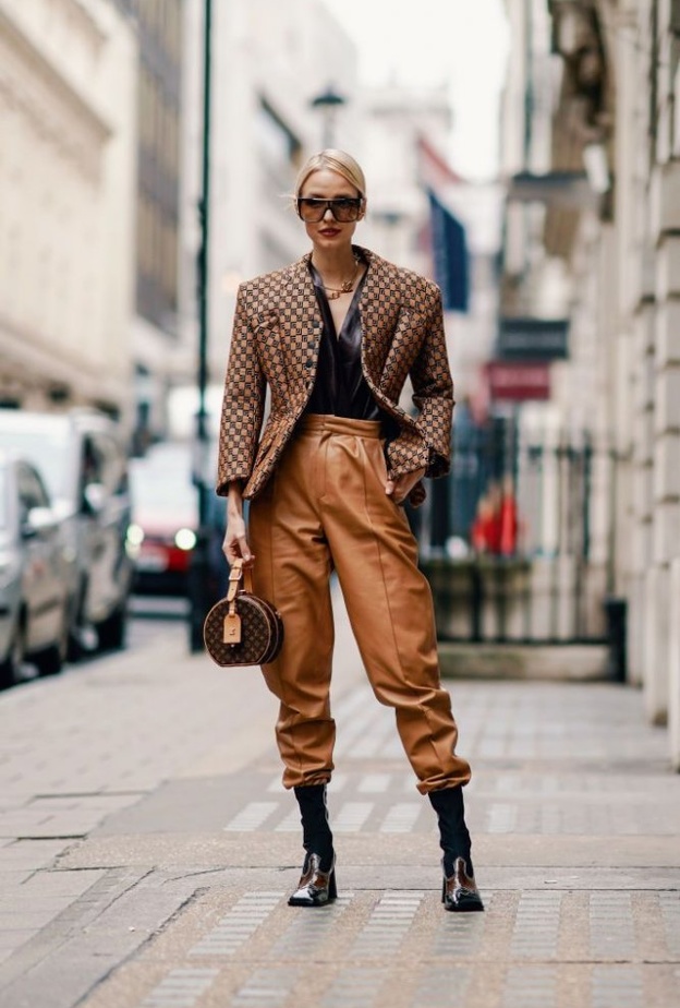  افكار جديدة وعصرية لاعتماد البنطلون الجلد هذا الخريف