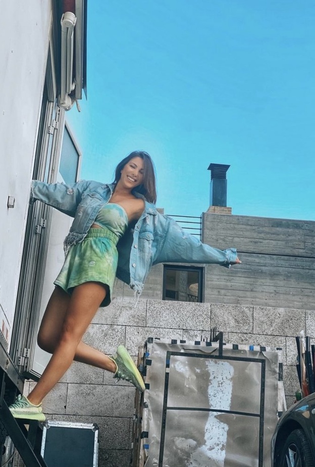 نشرت دانييلا رحمة صورة لطيفة لها من كواليس مسلسلها الجديد