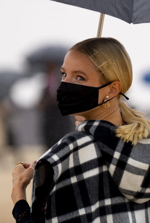  صيحات جمالية مع اكسسوارات شعر الدبابيس في شوارع باريس