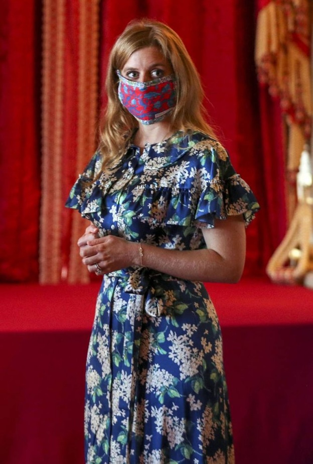 الأميرة بياتريس تزور معرض فستانها العتيق بقلعة وندسور