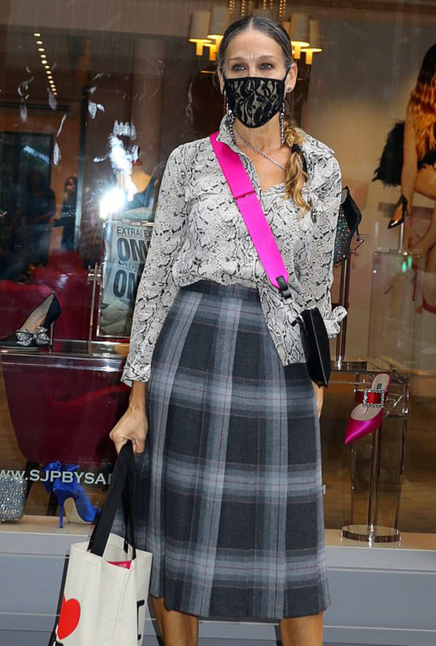 خطفت سارة جيسيكا باركر الأنظار بإطلالة عصرية تألفت من قميص بنقشة الثعبان مع تنورة بنقشة التارتان