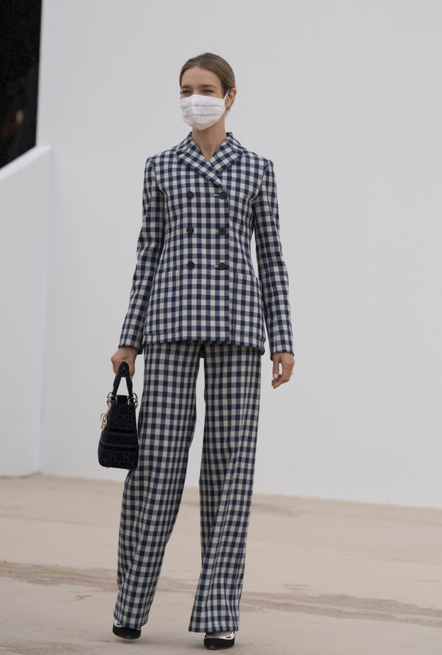  احدث اطلالات الشارع 2021 مع البدلة الرسمية البارزة بنقشات الكارو