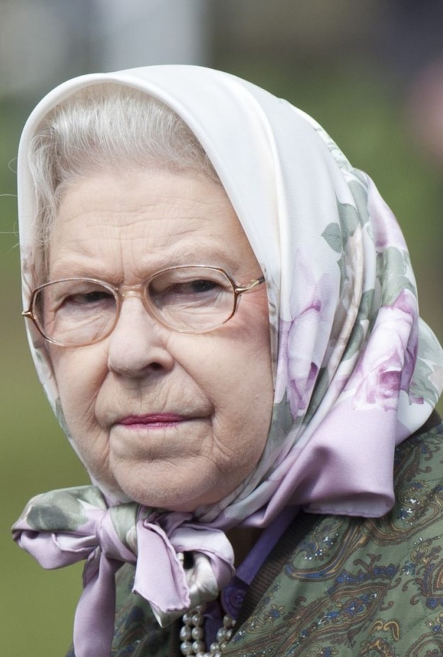 ملكة بريطانيا غاضبة من موظفيها