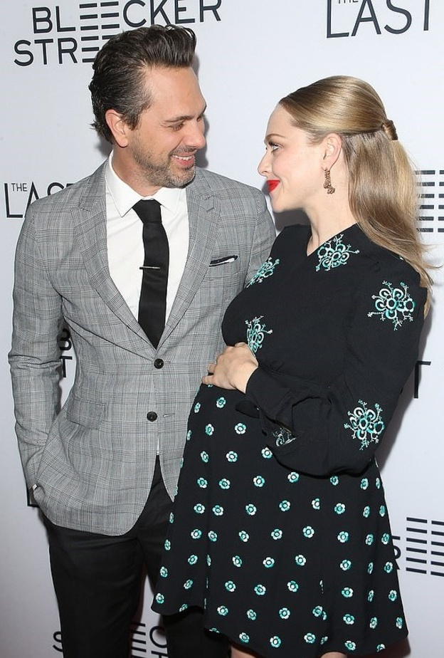 أماندا سيفريد و زوجها