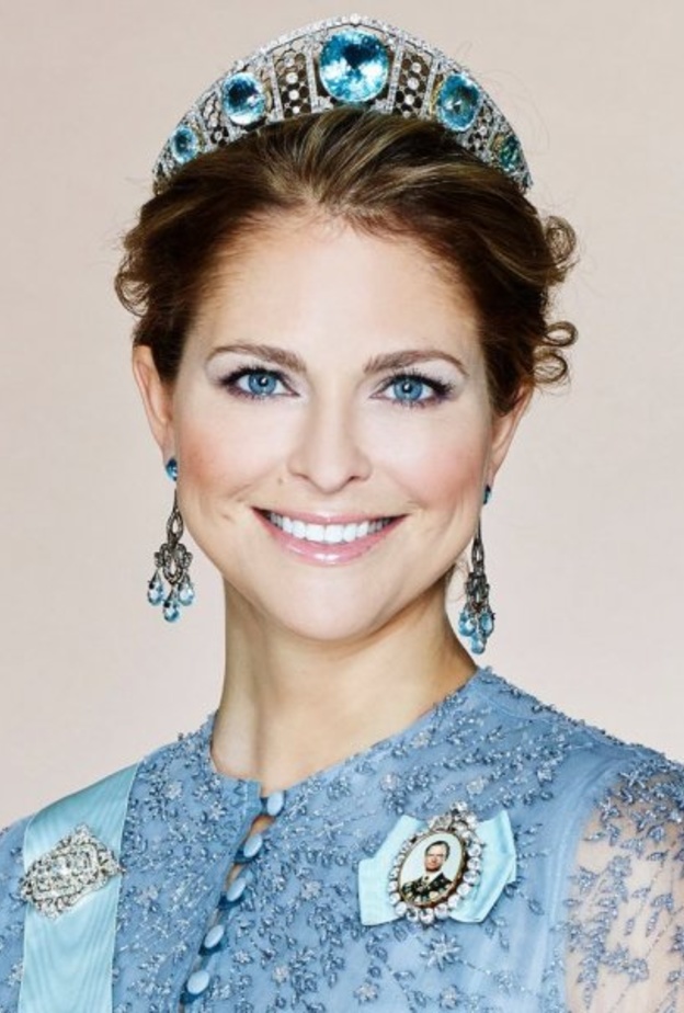 أفخم تصاميم مجوهرات جميلات العائلات الملكية المرصعة بحجر الأكوامارين الساحر 